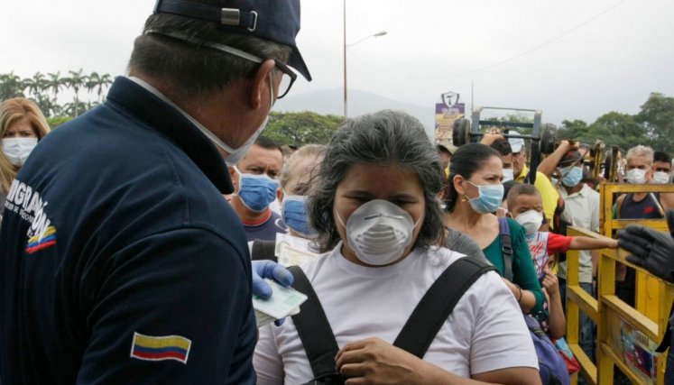 Migrantes en el puente Simón Bolívar