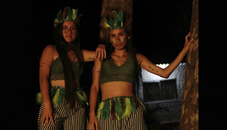 Denisse y Sol son primas y cantan juntas.