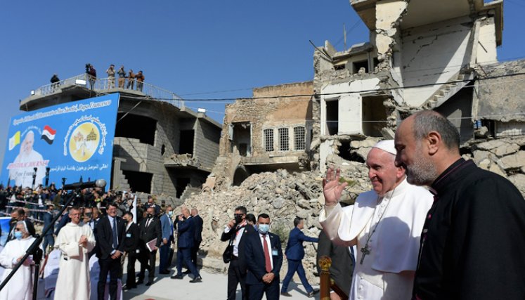 El Papa Francisco saluda cerca de las ruinas de la iglesia católica siríaca de la Inmaculada Concepción, en la ciudad vieja del norte de Mosul. 