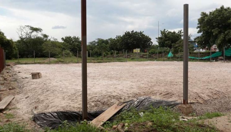 Los trabajos en cancha de fútbol arena que construye el IMRD están parados./Foto Alfredo Estévez