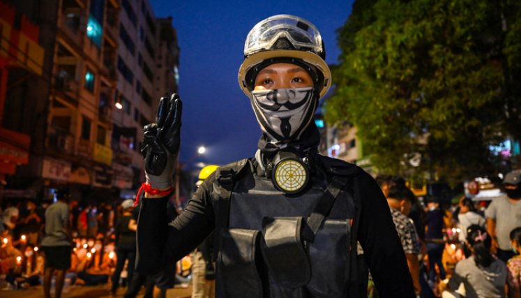 La junta militar también ha aumentado su represión contra la prensa y el viernes fueron inculpados cinco periodistas, incluyendo un fotógrafo de la agencia Associated Press. / Foto: AFP