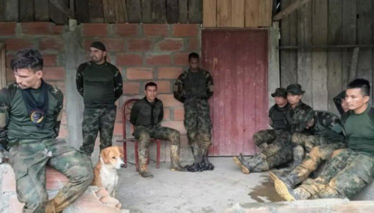 A los militares los despojaron de su armamento y posterior los amarraron. 