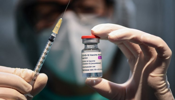 Una investigación preliminar de la Agencia Europea de Medicamentos (EMA) subrayó que no había relación entre la vacuna de AstraZeneca y la muerte en Austria. / Foto: AFP