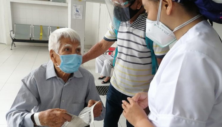 Sin cita previa y solo con la cédula los adultos mayores de 80 años se pueden vacunar.