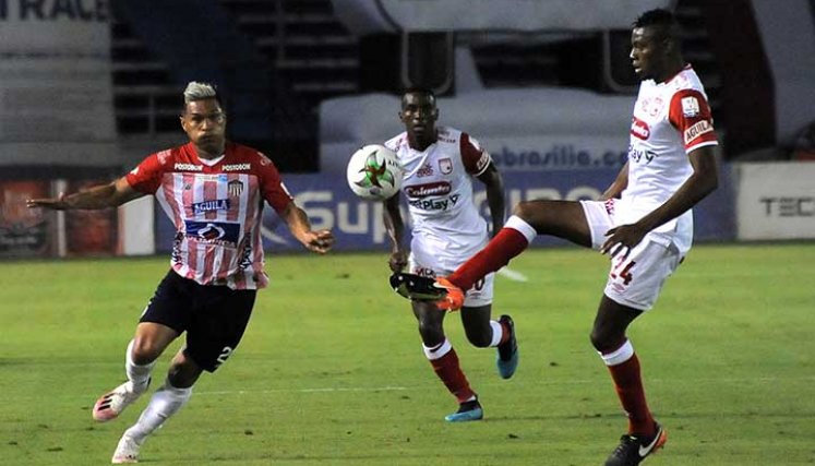Atlético Junior e Independiente Santa Fe en partido por el torneo local.