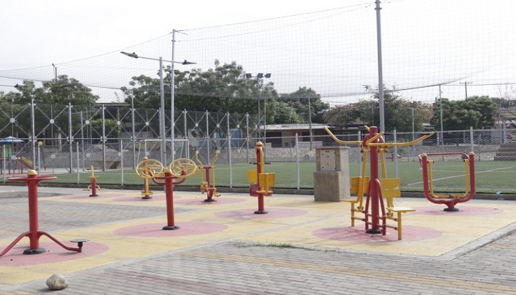 Niños y jóvenes aprovechan la cancha multifuncional para jugar baloncesto y practicar deportes. / Foto Luis Alfredo Estévez / La Opinión.