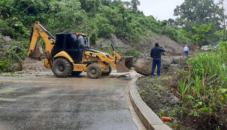 Desprendimiento de rocas y lodo sobre las vías han dejado incomunicados a varios sectores del departamento. / Foto cortesía