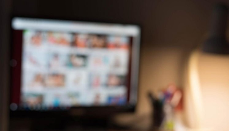 Más de 110 mujeres, en seis videos diferentes