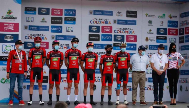 Corredores rojinegros en la Vuelta de la Juventud 2021. 