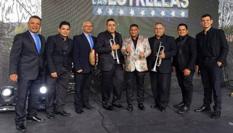 José López con los integrantes del ‘El combo del Indio’ cuando se presentaron en ‘El show de las estrellas’ de Jorge Barón./FOTO: Cortesía
