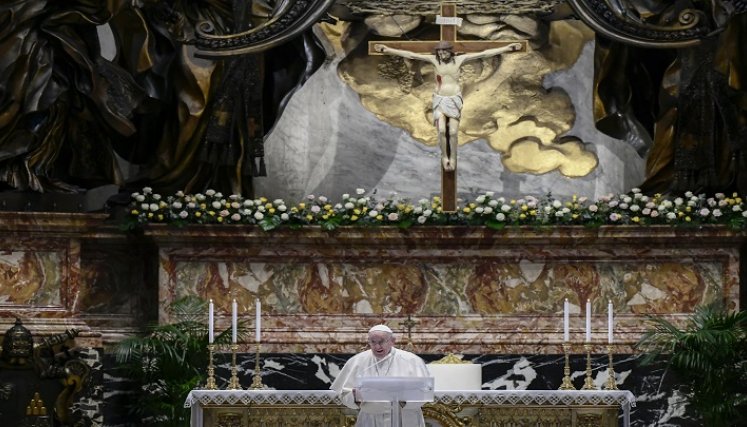 El papa Francisco pidió ayer compartir las vacunas contra la COVID-19 con los países más pobres, en su tradicional mensaje de Pascua, marcada este año por la aceleración de pandemia pese a las campañas de vacunación./ AFP 