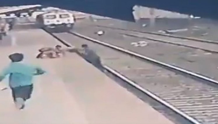 Niño de 6 años fue salvado de morir en vías del tren./FOTO: AFP