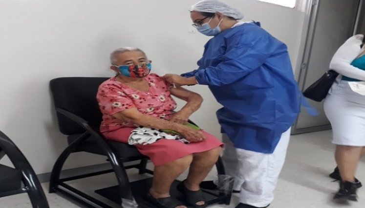 Inició el agendamiento para inmunizar a los adultos mayores de 65 años contra la COVID-19./FOTO: Cortesía para La Opinión