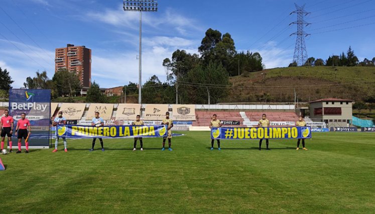 Los jugadores de Águilas Doradas de Rionegro protestaron y exigieron preservar la salud y el juego limpio. / Foto: Colprensa