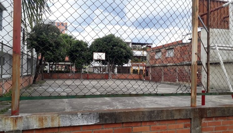 El deteriorado estado del polideportivo se ha convertido en un problema para los más jóvenes que disfrutan del escenario. /Cortesía /La Opinión