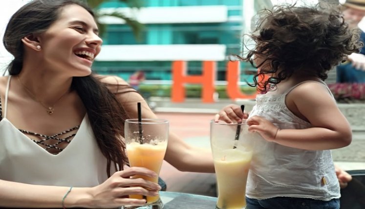 Angélica con su hija tomando un jugo en el PUB del ventura