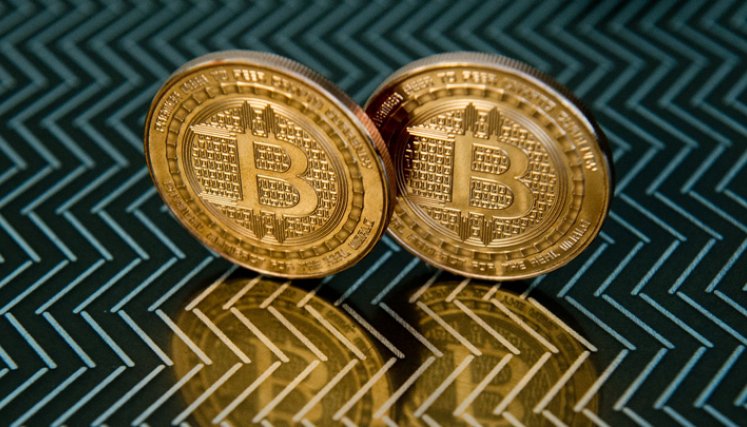 Muchos inversores tradicionales se están interesando por el bitcóin, la principal criptomoneda, y grandes nombres de Wall Street como JP Morgan o BlackRock ofrecen ahora fondos especializados a sus clientes. / Foto: Bitcóin
