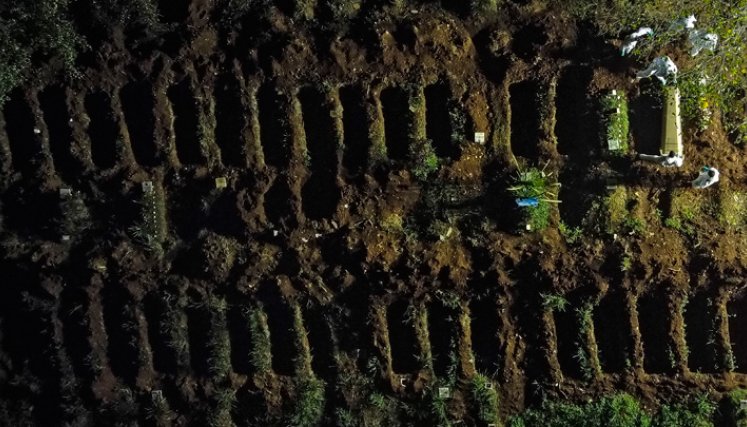 Esta vista aérea del cementerio de Vila Formosa, en Sao Paulo, muestra la difícil situación que vive Brasil por la COVID-19, que cerró con diferencia el mes más letal de la pandemia: más de 66.000 muertos registrados en marzo. Con el aumento de pacientes que desbordan los hospitales, los médicos se ven obligados a tomar decisiones angustiosas sobre a quién brindar cuidados que salvan vidas. / Foto: AFP