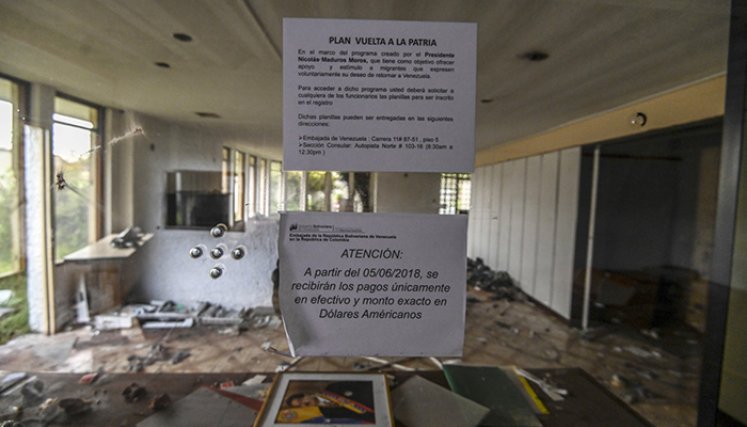 El consulado de Venezuela en Bogotá ha sido vandalizado./ Foto/AFP.