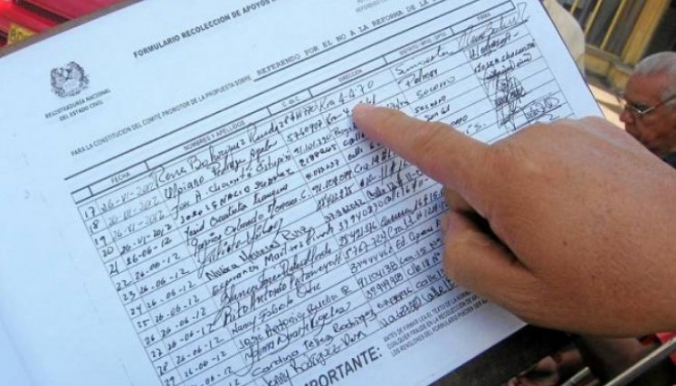 Medidas como la distancia mínima de dos metros, desinfección de lapiceros y planillas, tapabocas, entre otros, se deben cumplir para recolectar las firmas.  / Foto: Colprensa