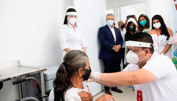 La inauguración del hospital de Gramalote se estrenó con la aplicación de la vacuna contra la COVID-19 a la señora Ana Isabel Castellanos /Foto Cortesía