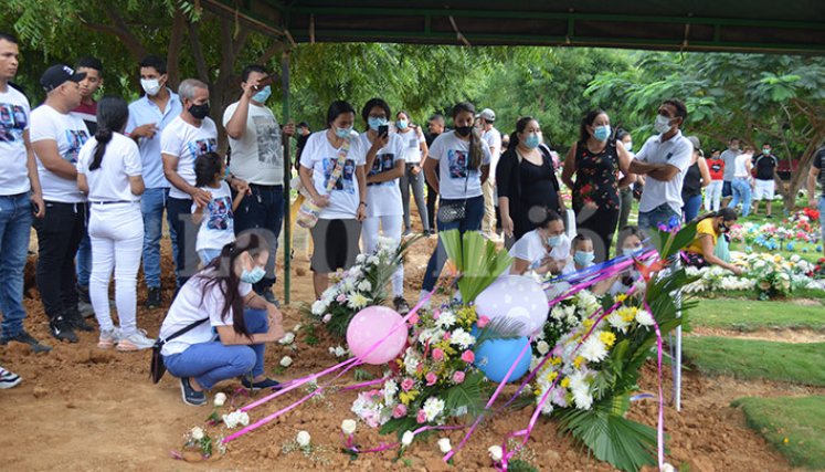 Los amigos y familiares despidieron a la mamá y a sus hijos en el cementerio La Paz, ubicado a un costado de la vía a El Zulia.