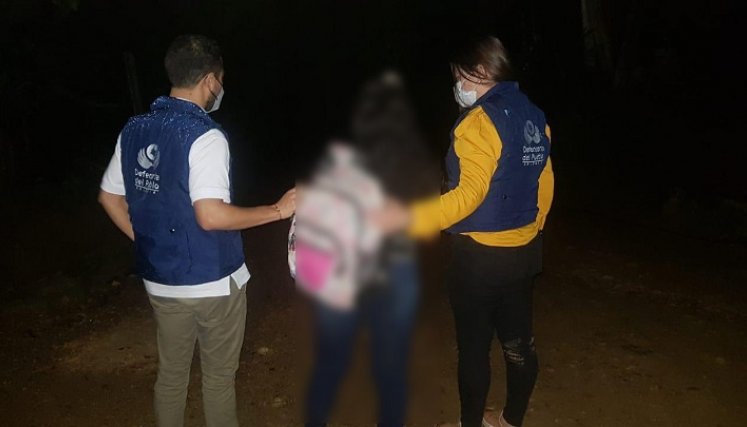 La menor de 15 años fue entregada a la Defensoría del Pueblo.