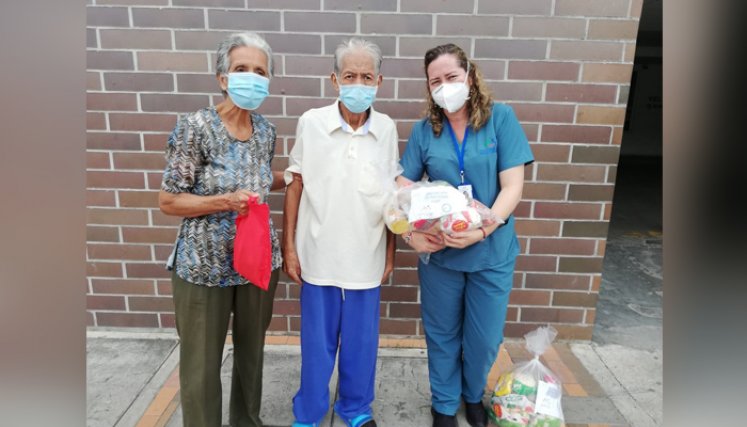 La familia Chávez Ibarra recibió ayuda médica, en atención psicosocial y dos mercados de parte de la Clínica Medical Duarte. / Foto: Cortesía