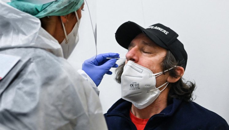El personal de salud enfrenta diariamente duras batallas contra la pandemia.
