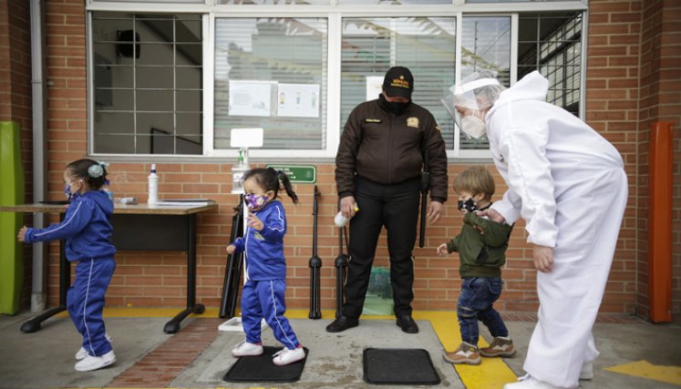 Los más pequeños podrían catalogarse como el grupo poblacional más afectado por la pandemia. / Foto: Colprensa