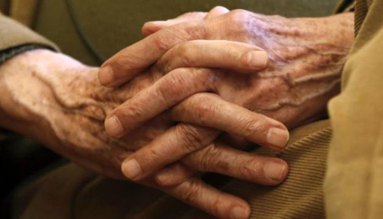 Los tratamientos farmacológicos personalizados, las terapias físicas, ocupacionales, de lenguaje, psicológicas, y las cirugías de estimulación cerebral profunda son alternativas que se tienen para sobrellevar el Parkinson. / Foto: Col