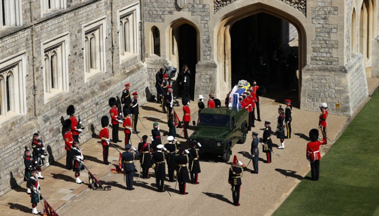 El ataúd del príncipe Felipe de Gran Bretaña, duque de Edimburgo, se coloca en un Land Rover Defender modificado en el cuadrilátero antes de la procesión fúnebre ceremonial a la Capilla de San Jorge en el Castillo de Windsor, al oeste de Londres. / Foto: AFP