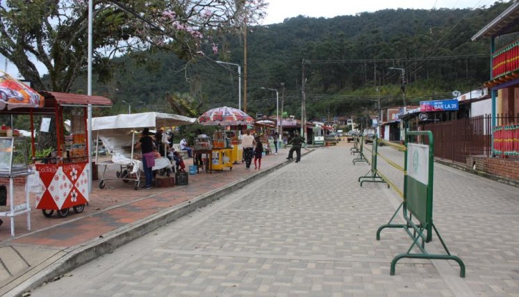 En las calles se instalaron vallas para controlar las multitudes.
