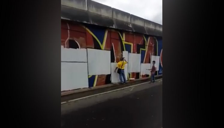 Un grupo de personas tapó el mural de los jóvenes realizado en el puente de San Mateo./Foto: tomada de internet