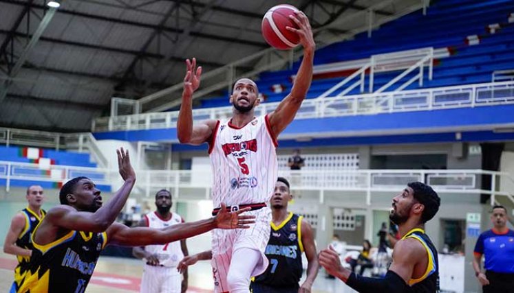 Jovonni Shuler jugador de Motilones del Norte en el partido contra Hurricanes