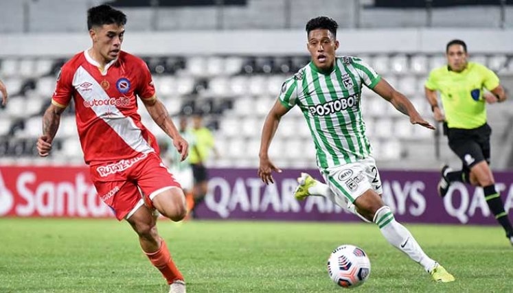 Sebastián Gómez de Atlético Nacional (derecha) en una de las acciones del partido.