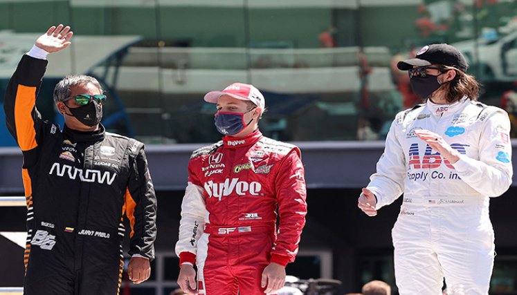 Juan Pablo Montoya de Colombia, conductor del Chevrolet Arrow McClaren SP # 86, saluda a la multitud durante las presentaciones de los conductores.