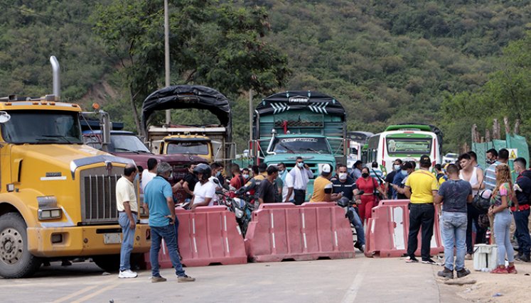 Los cierres viales se han sentido en las ‘goteras’ de la ciudad, como el Anillo Vial Occidental. / Foto Alfredo Estévez/ La Opinió