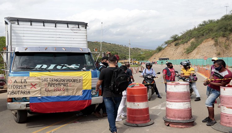 El paro camionero en Pamplona se mantendrá hasta el domingo, por lo que la vía seguirá cerrada. / Foto Roberto Ospino/ La Opinión