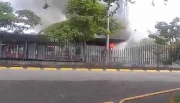 Un incendio comenzó a devorar la estructura de la estación Universidades, a la altura de la Calle 16 con Carrera 100./Foto: ElPaís