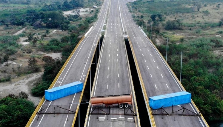 En febrero de 2019, el gobierno venezolano bloqueó el paso con contenedores. /Foto Archivo La Opinión