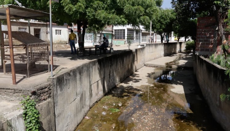 El canal de aguas es el refugio de los consumidores de estupefacientes.