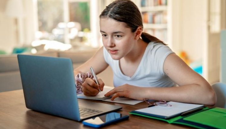Muchos padres de familia están preocupados, porque sus hijos ya llevan casi un mes sin recibir clases, lo que atrasa el proceso de aprendizaje. /Cortesía/ La Opinión
