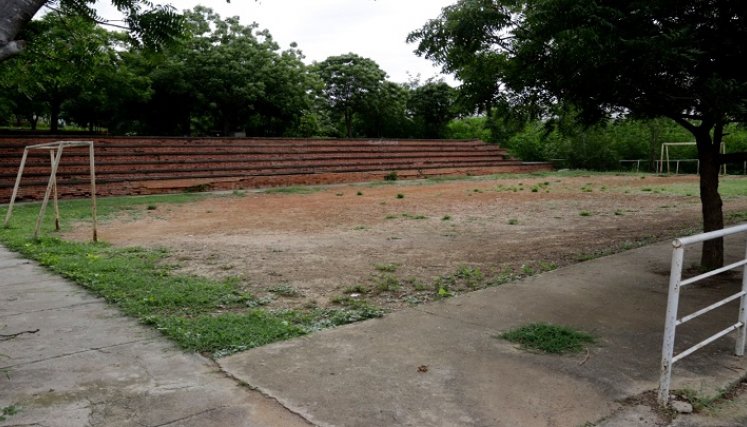 El parque y la cancha fueron espacios acondicionados por la comunidad, que en un inicio estaban destinados para construir viviendas./Fotografo: Alfredo Estevez/La Opinión