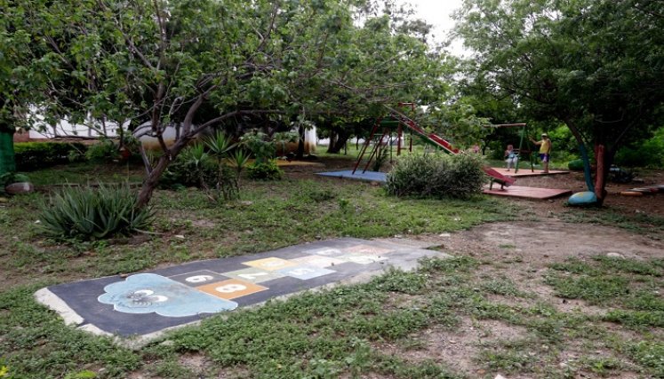 La zona verde, además de la cancha, tiene un espacio dedicado a los niños./Fotógrafo: Alfredo Estevez/La Opinión