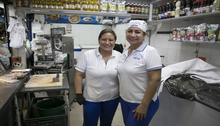 Patricia y Daineline son madre e hija que comparten su tiempo laboral en Cenabastos. /Fotos: Juan Pablo Cohen/La Opinión.