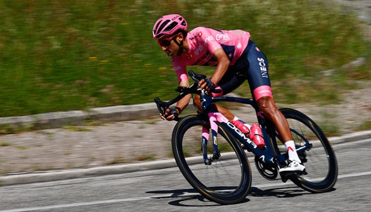 Egan Bernal conservó el liderato del Giro de Italia al término de la etapa 10. 