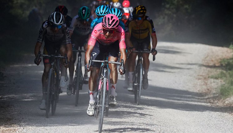 Egan Bernal sigue de liderando el Giro de Italia 2021. 