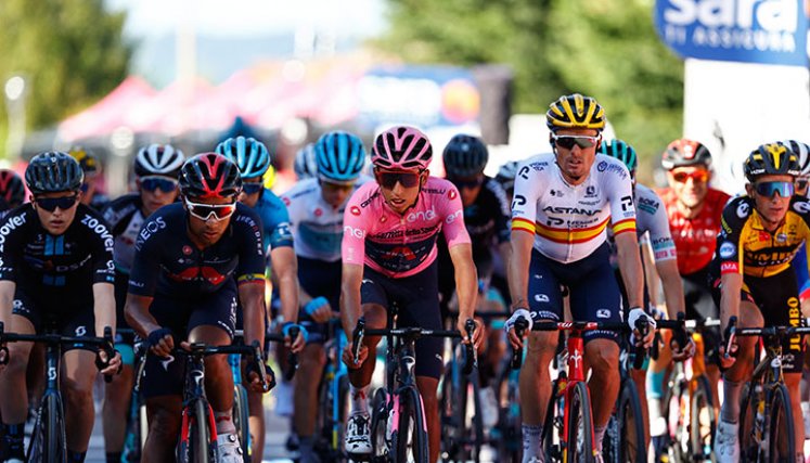 Egan Bernal se mantiene líder al término de la etapa 12 del Giro de Italia. 