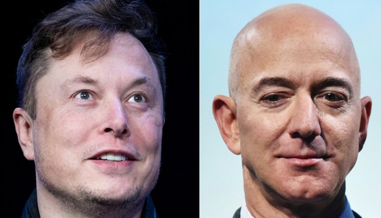 Jeff Bezo (derecha) fundador del grupo Blue Origin, es el hombre más rico del mundo con 202.000 millones de dólares, mientras que Elon Musk (derecha), el excéntrico patrón de Tesla y SpaceX, ocupa la tercera posición con 167.000 millones de dólares, según Forbes. / Foto: AFP
